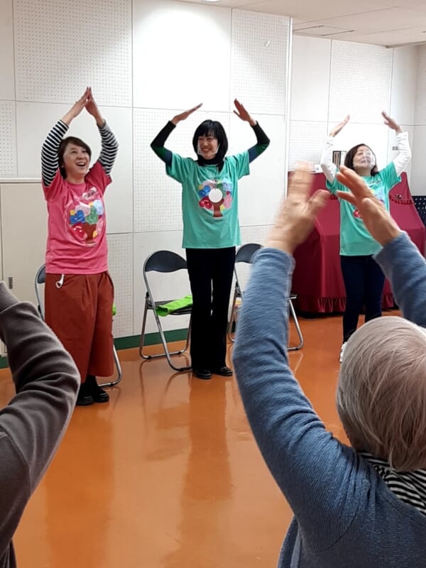 みんなで楽しく笑いヨガ 画像